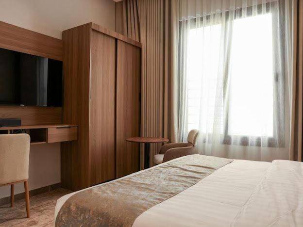Bed, TV and multimedia, Photo of the whole room, Bedroom, wardrobe