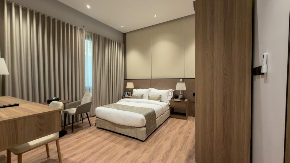 Bed, TV and multimedia, Living room, Photo of the whole room, Seating area, Bedroom, wardrobe