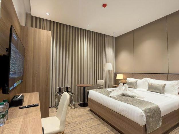 Bed, TV and multimedia, Photo of the whole room, Evening entertainment, Bedroom