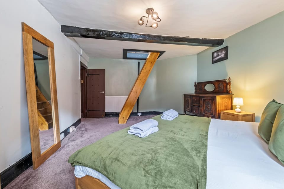 2BR House with WiFi - Sleeps 5 - Gloucester House in Gloucester