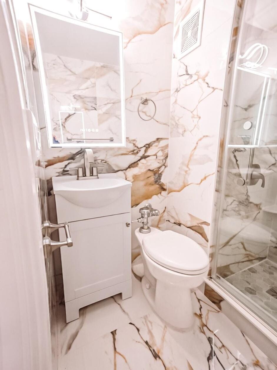 Shower, Toilet