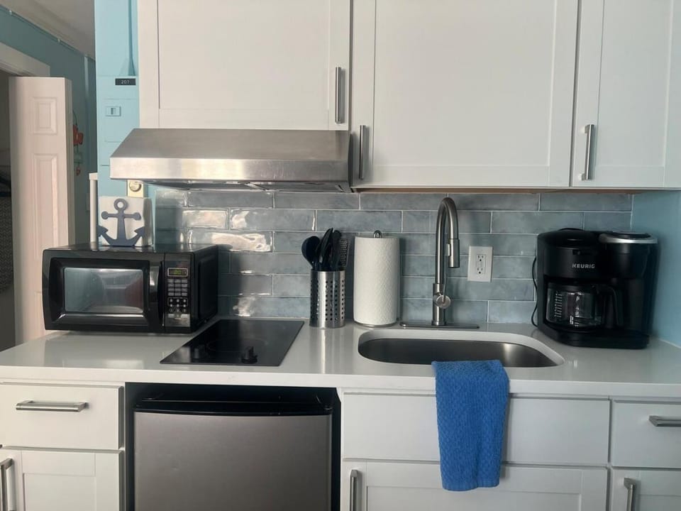 Coffee/tea facilities, Kitchen or kitchenette, stove