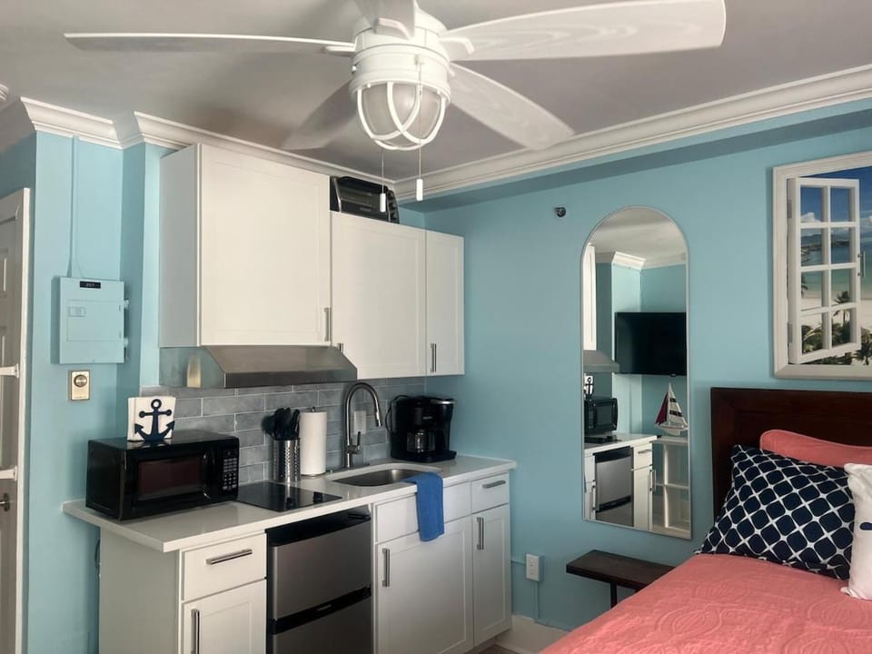 Coffee/tea facilities, Kitchen or kitchenette, stove, toaster