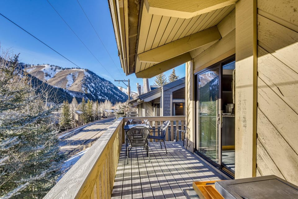 Walk to Town & Slopes, Views, SPA & Sauna Access House in Ketchum