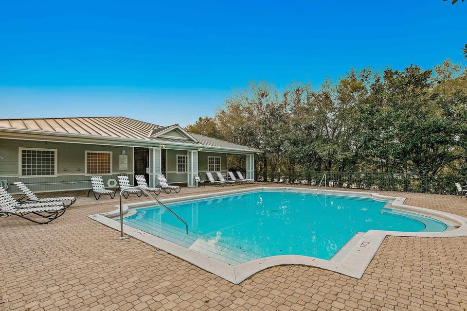 Sunny condo with pool and tennis court access Apartment in South Walton County