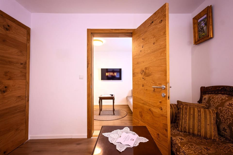 Bed, TV and multimedia, Living room, Photo of the whole room, Seating area, Bedroom, towels, wardrobe