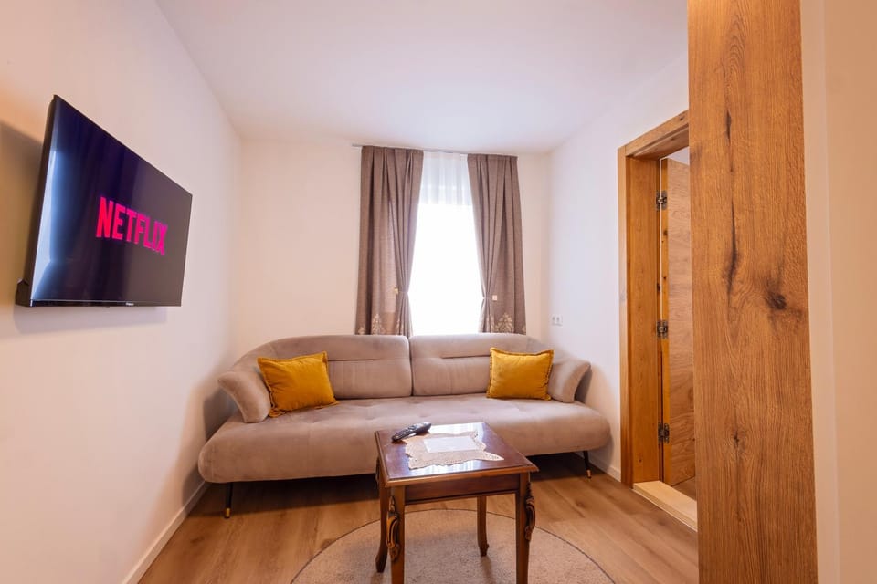 Communal lounge/ TV room, TV and multimedia, Living room, Seating area, Evening entertainment, wardrobe