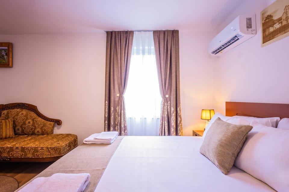Bed, Living room, Photo of the whole room, Seating area, Bedroom, towels, air conditioner