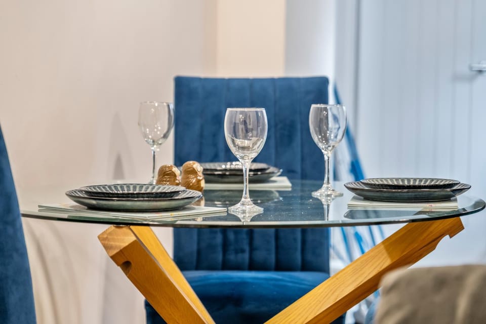 Gloucester 2BR Home with WiFi - Sleeps 5 House in Gloucester