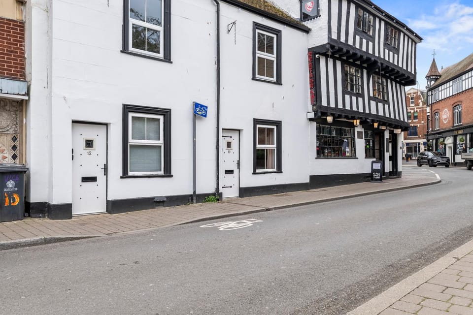 Gloucester 2BR Home with WiFi - Sleeps 5 House in Gloucester