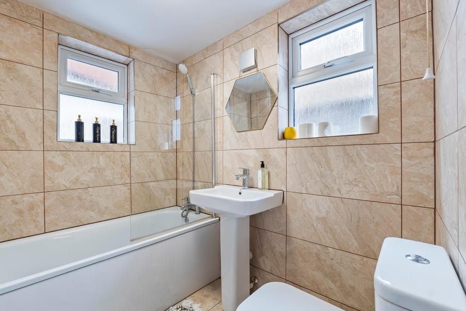 Gloucester 2BR Home with WiFi - Sleeps 5 House in Gloucester