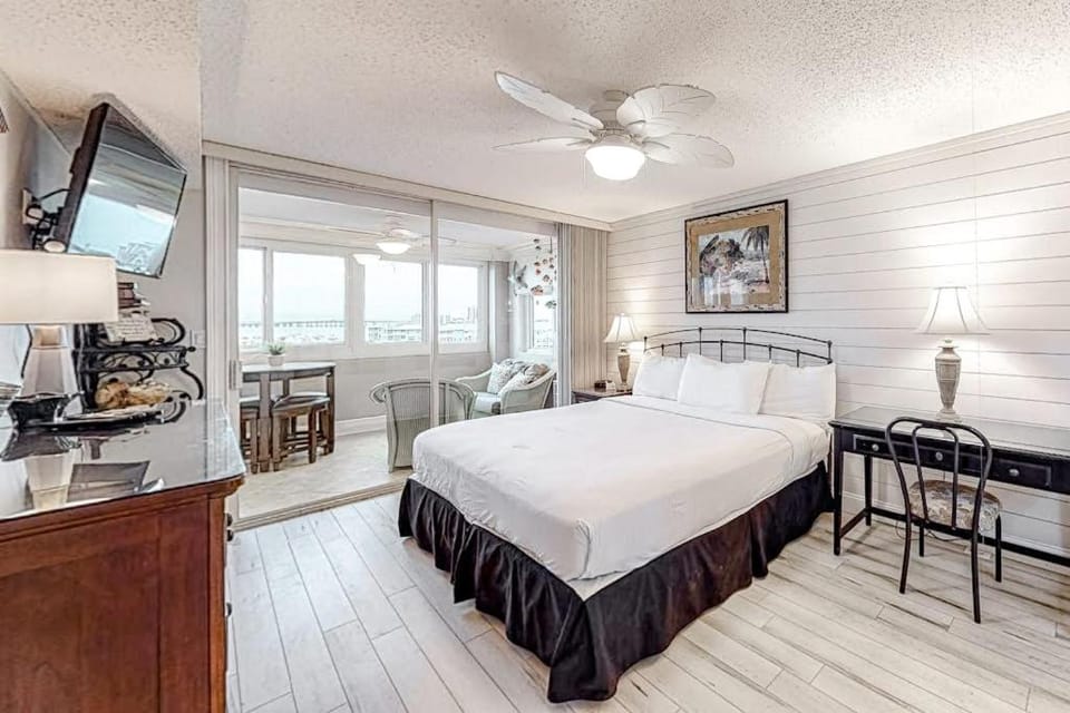 Fourth Floor Oceanfront Condo with Shared Pool Ocean View Laundry and AC House in Destin