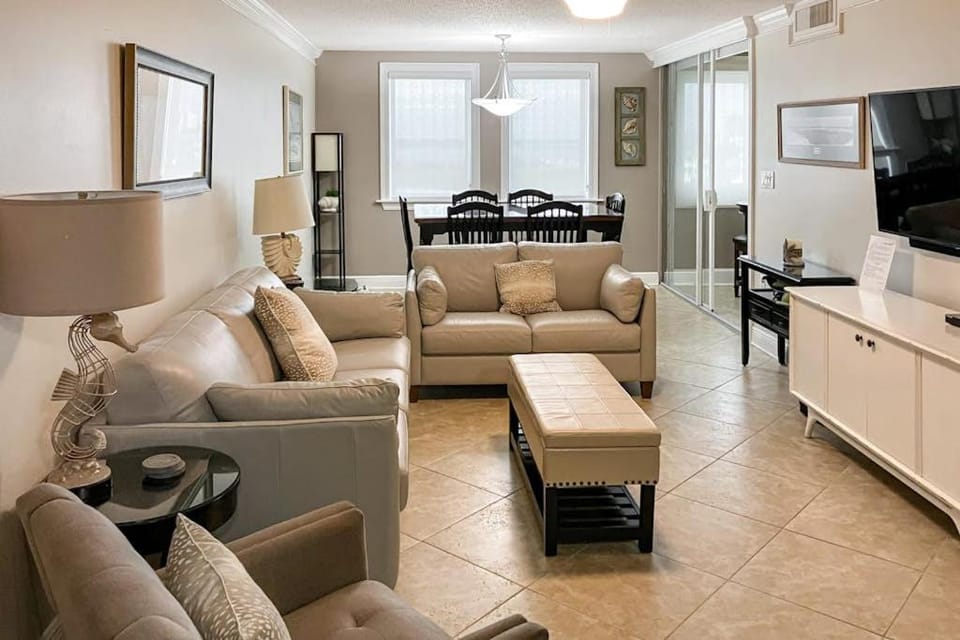 Fourth Floor Oceanfront Condo with Shared Pool Ocean View Laundry and AC House in Destin