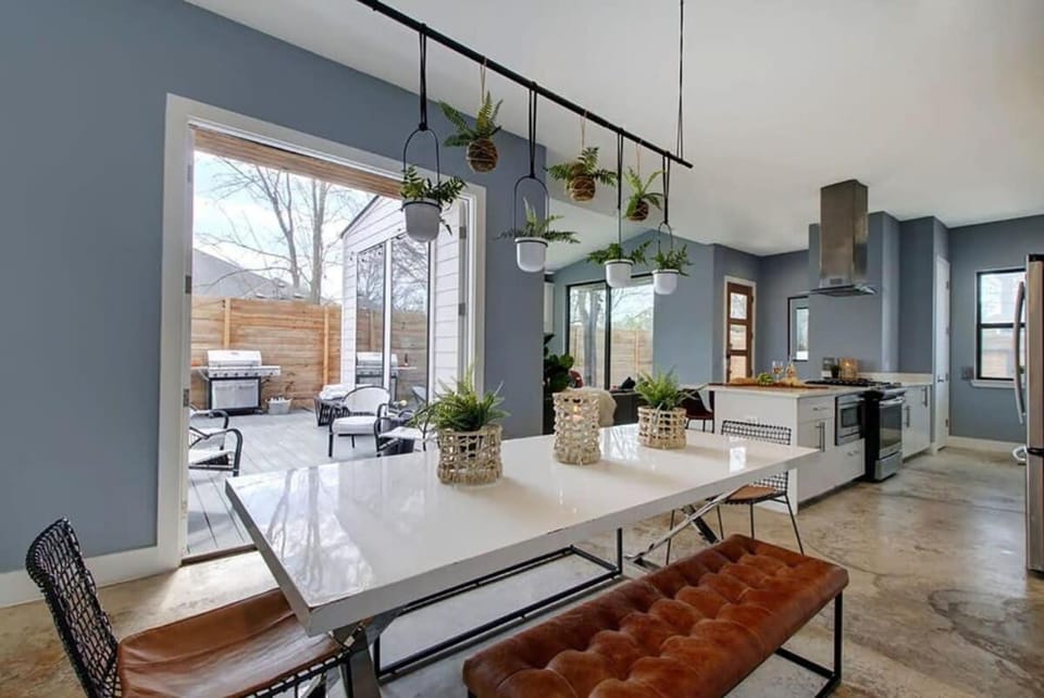 Deluxe Luxury Home with Hot Tub House in Montopolis
