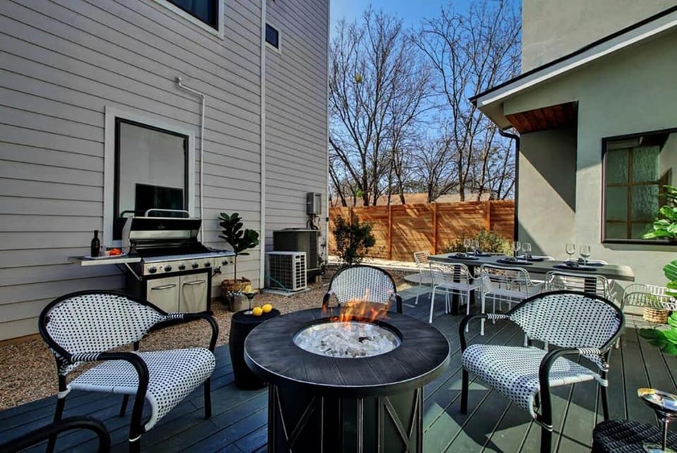 Midcentury Luxury Home with Outdoor Deck House in Montopolis
