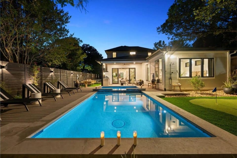 7BR Private Villa with Heated Pool & Outdoor Oasis House in Montopolis
