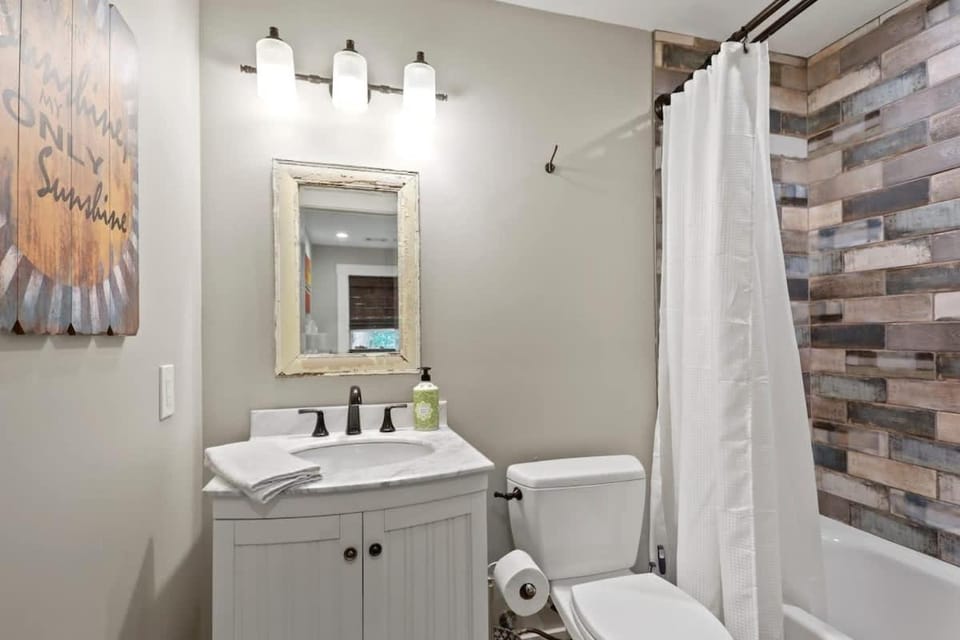Lovely Isle of Hope Coastal Studio near Wormsloe House in Savannah