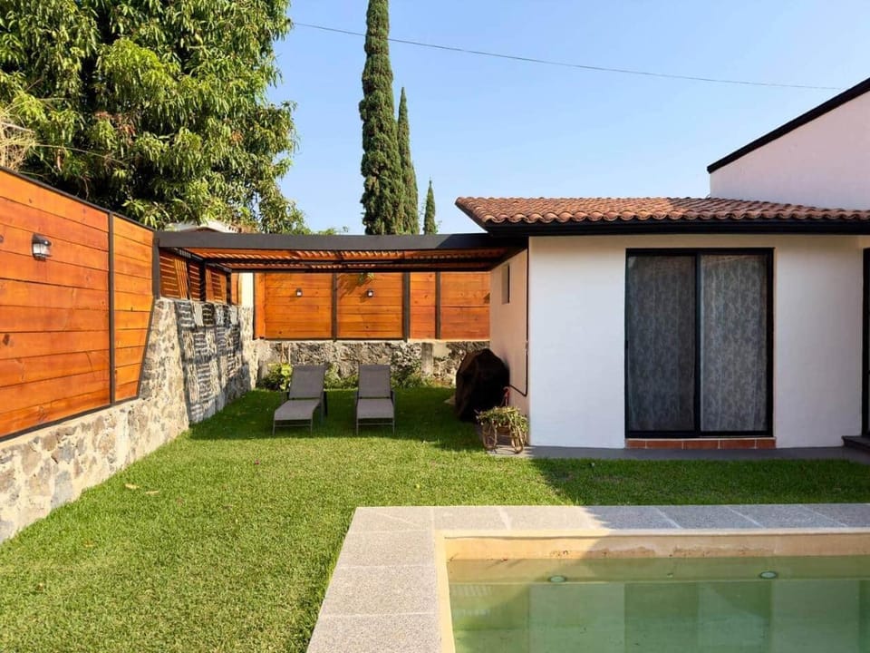 Casa a una cuadra del centro comercial House in State of Morelos