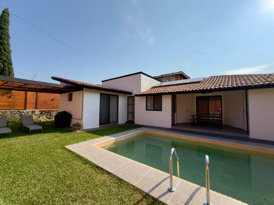 Casa a una cuadra del centro comercial House in State of Morelos