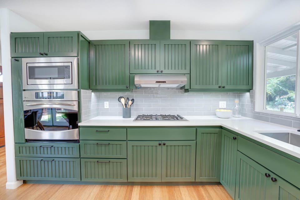 Kitchen or kitchenette, oven, stove