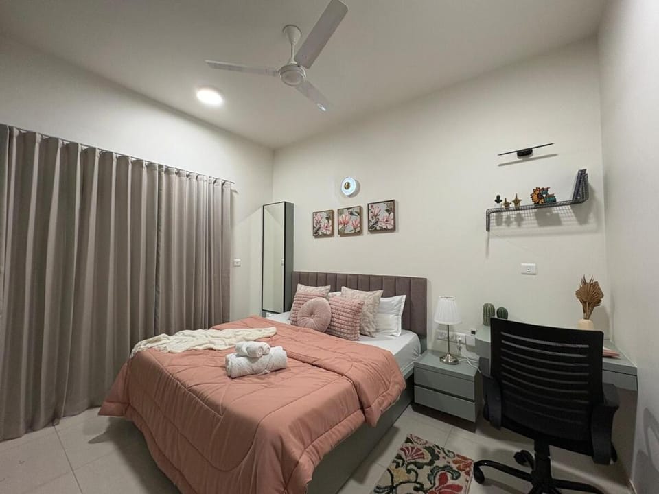 Skyline Haven 2 BHK 28 th Floor and pool Apartment in Gujarat