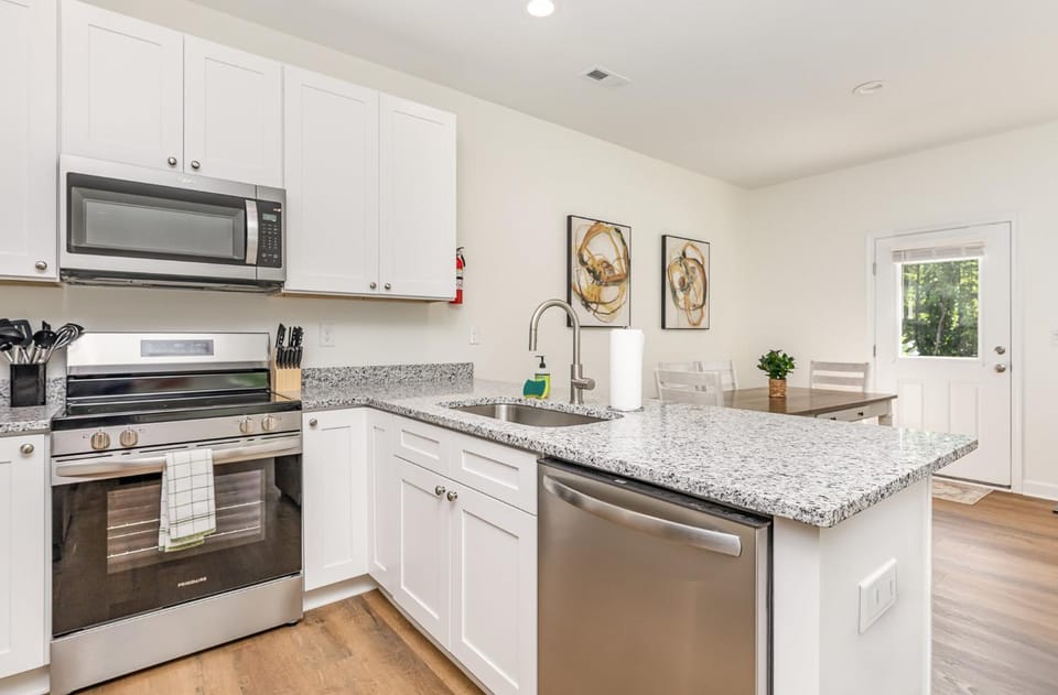 New King Suite with Hot Tub 8 min to Downtown Denver House in North Carolina