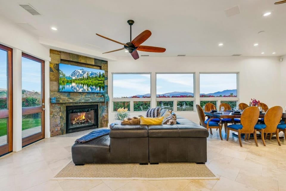 Living room, Seating area, fireplace