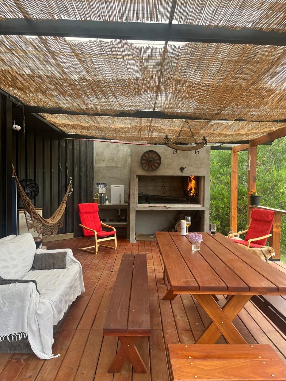 Casa con amplio deck y barbacoa en Punta Pinar House in Ciudad de la Costa