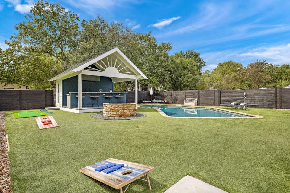 Central Austin Retreat House in Montopolis
