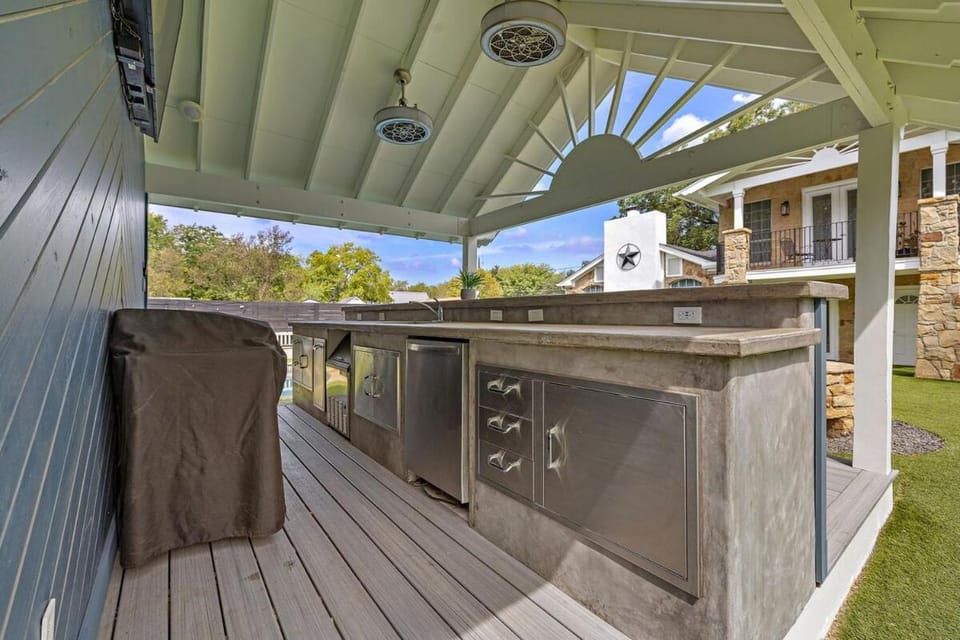 Central Austin Retreat House in Montopolis