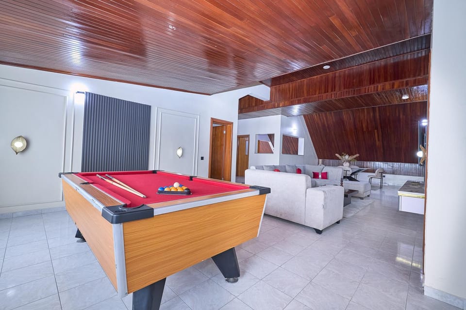 Game Room, Living room, Photo of the whole room, Seating area