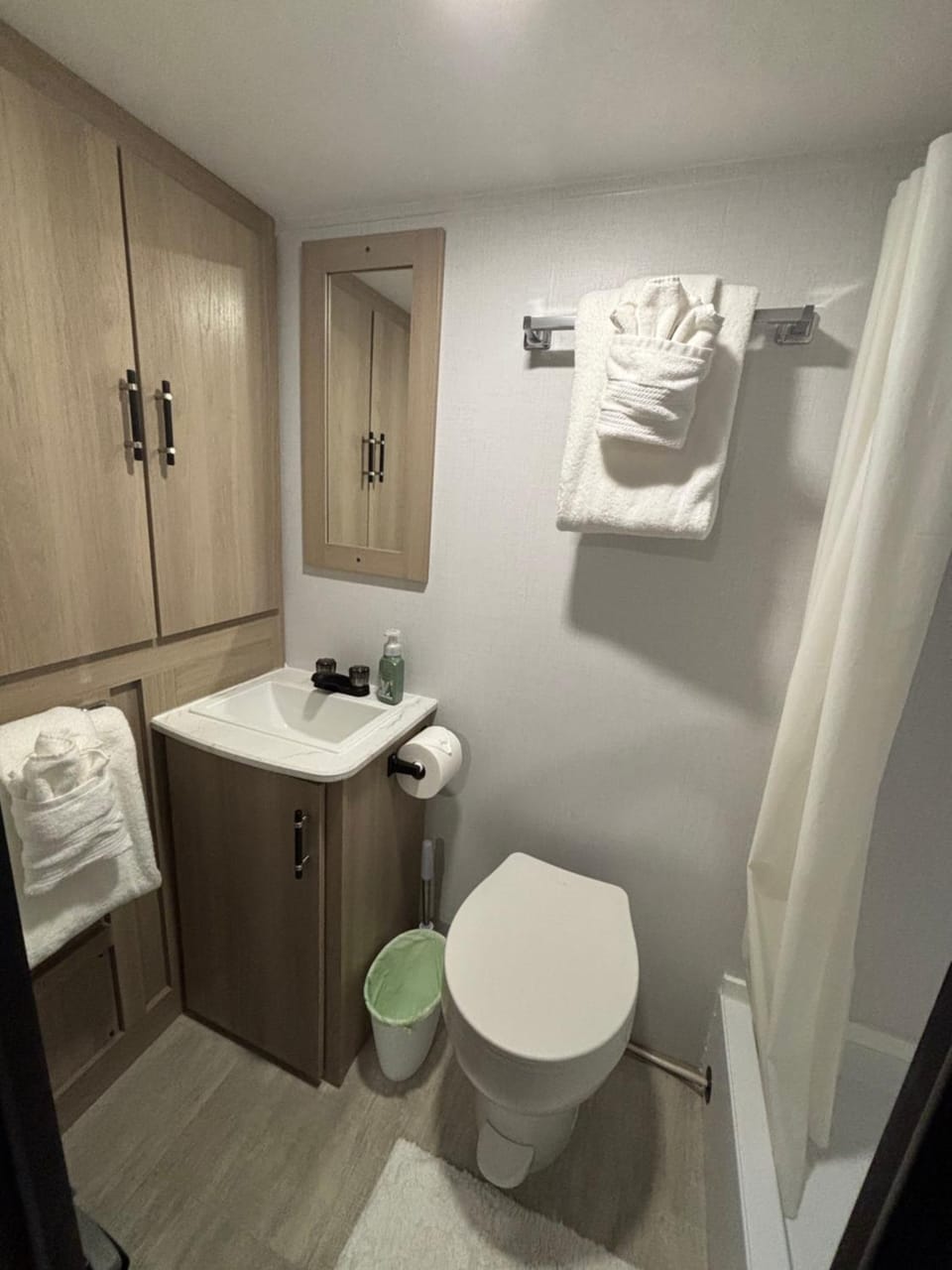 Cozy Private RV Near Universal Studios - Easy Check-in House in Orlando