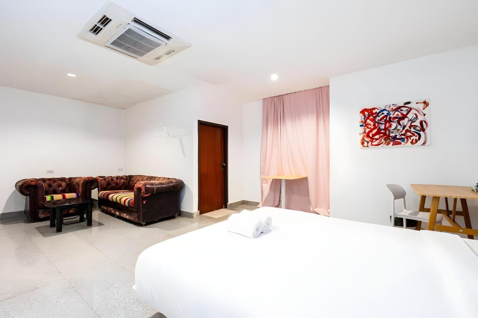 Bed, Photo of the whole room, Seating area, Dining area, towels, air conditioner