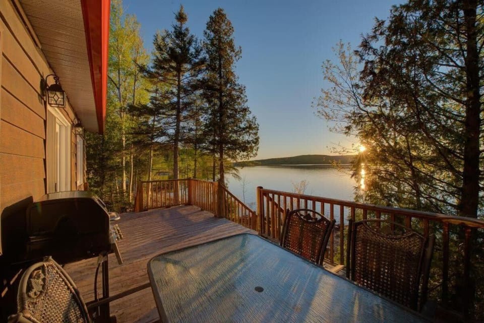 Le Huard - Lakefront & Private Dock Chalet in Newfoundland and Labrador