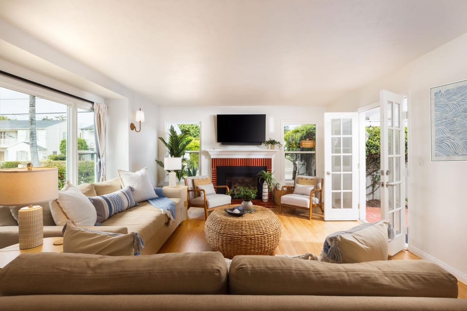 Newly Remodeled Coastal Cottage Steps to Beach House in La Jolla