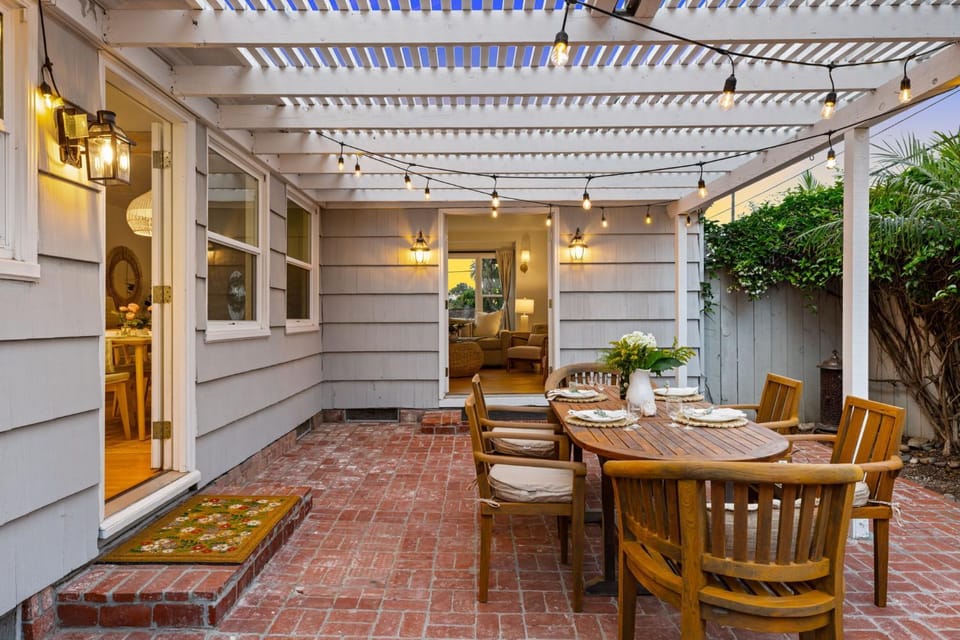 Newly Remodeled Coastal Cottage Steps to Beach House in La Jolla
