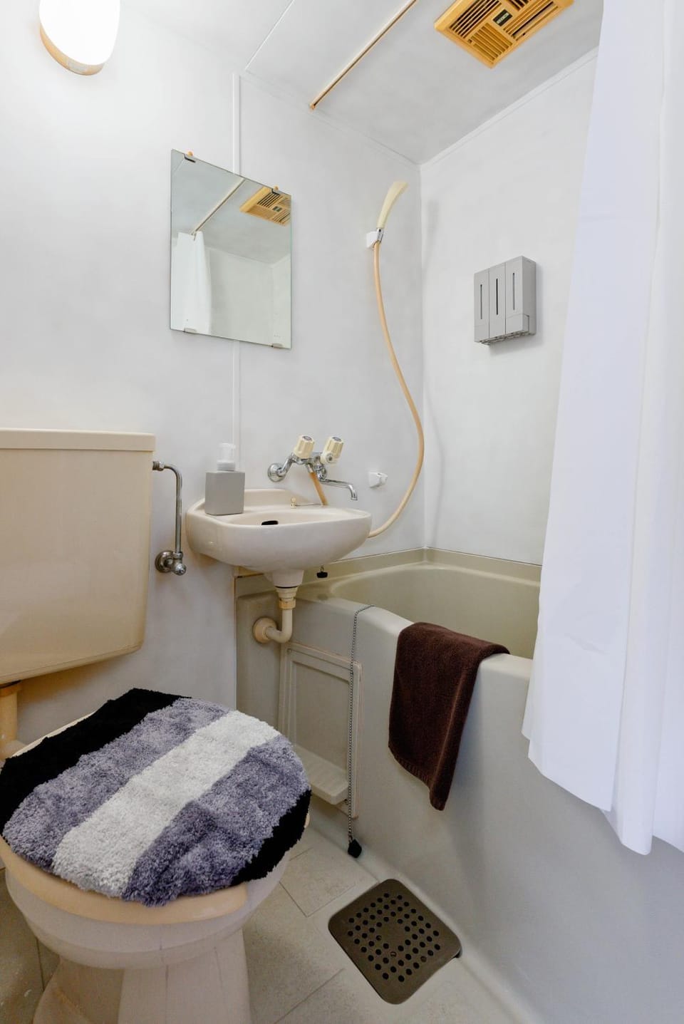Toilet, Bathroom, towels