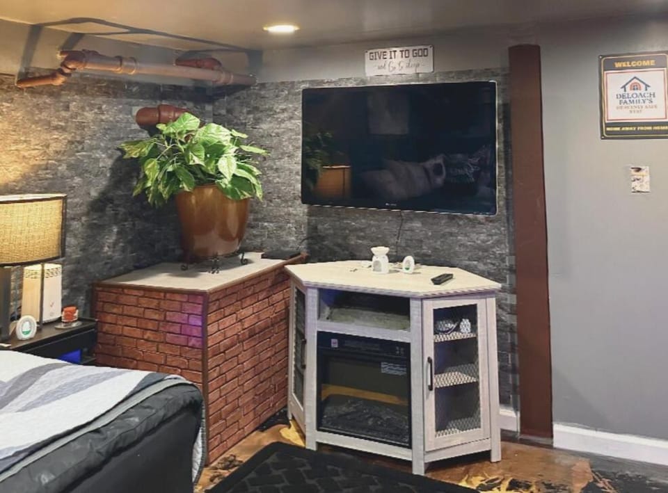 DeLoach Family Apartment in Irvington