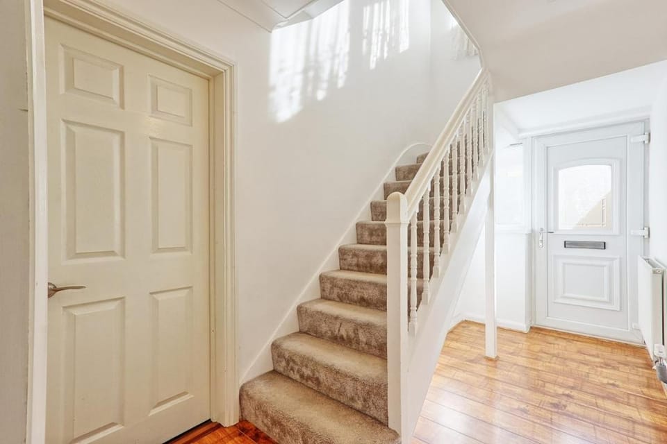 Bright & Spacious 2BR Retreat in Tilbury House in Grays