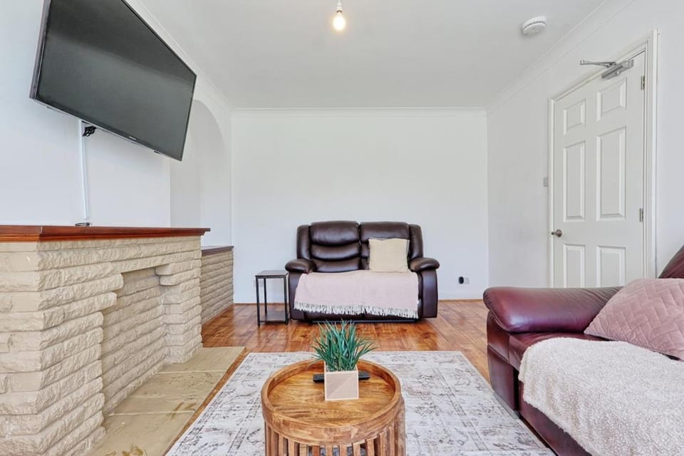 Bright & Spacious 2BR Retreat in Tilbury House in Grays