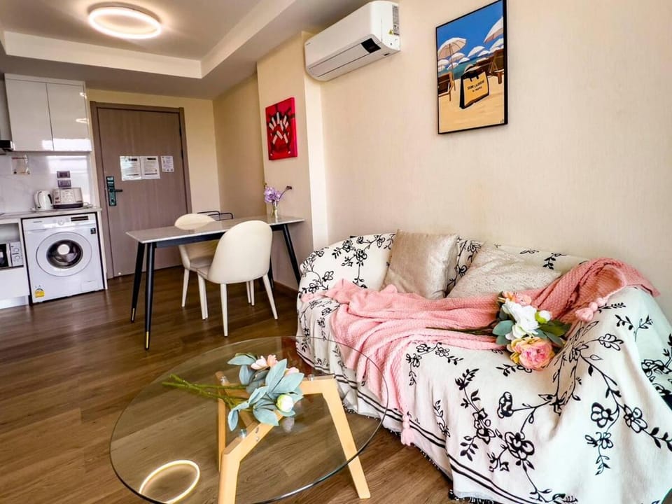 Modern 1BR at The One Walk 2 min to Central Mall Apartment in Chiang Mai
