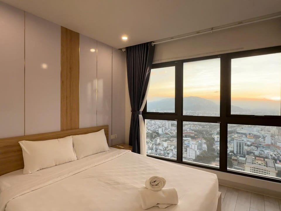 Bedroom, City view