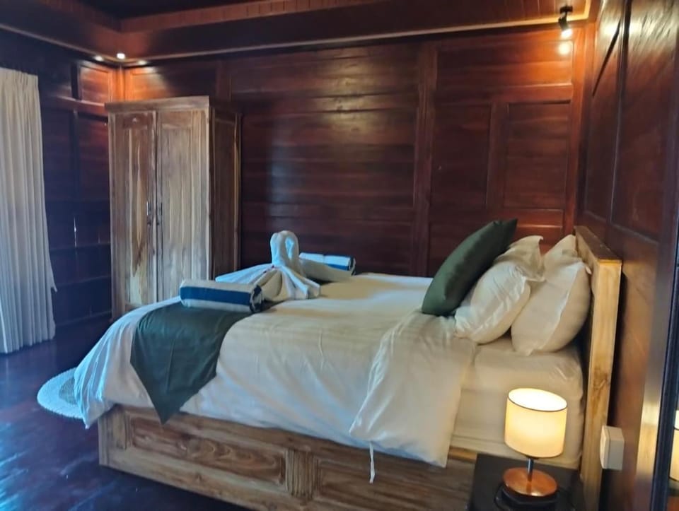 Bed, Bedroom, towels, wardrobe