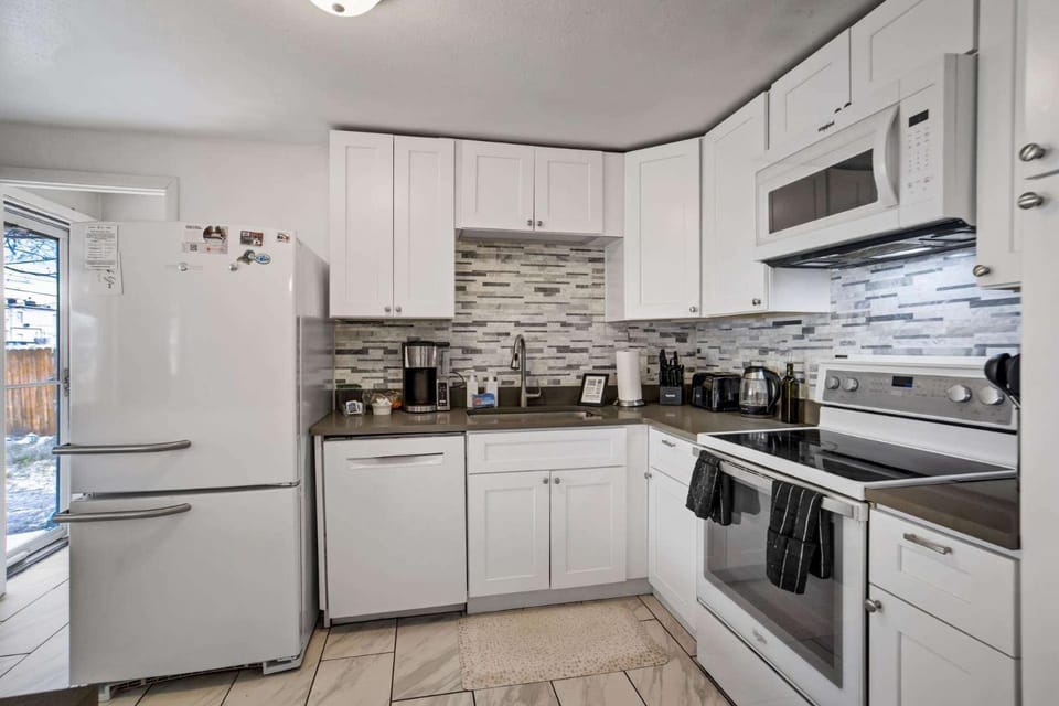 Spacious 3BR Home Sleeps 6 Near Denver&Red Rocks House in Arvada
