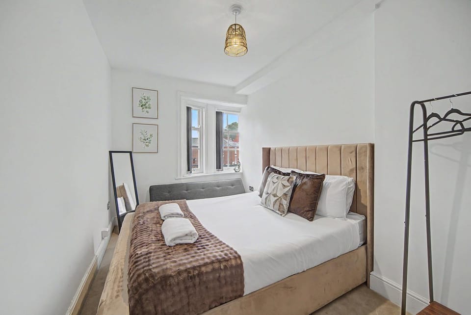 2BR Modern Apartment, Bury Centre, Free Parking, Walk Everywhere Apartment in Bury