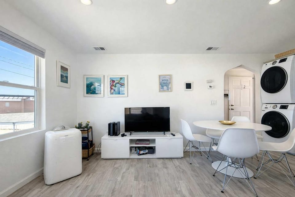 New Top Floor Bayview Apt Steps to Bay & Boardwalk Apartment in Mission Beach
