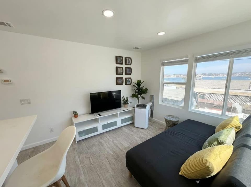 Newly Redone Bayview Apt Steps to Bay & Boardwalk Apartment in Mission Beach