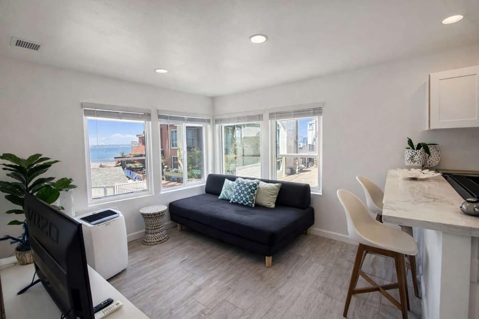 Newly Redone Bayview Apt Steps to Bay & Boardwalk Apartment in Mission Beach