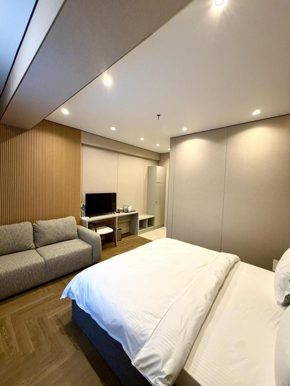 Bed, TV and multimedia, Coffee/tea facilities, Seating area, Dining area, Bedroom, wardrobe