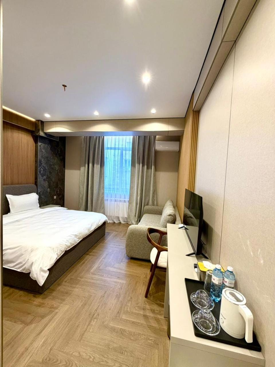 Bed, TV and multimedia, Coffee/tea facilities, Seating area, Bedroom, air conditioner